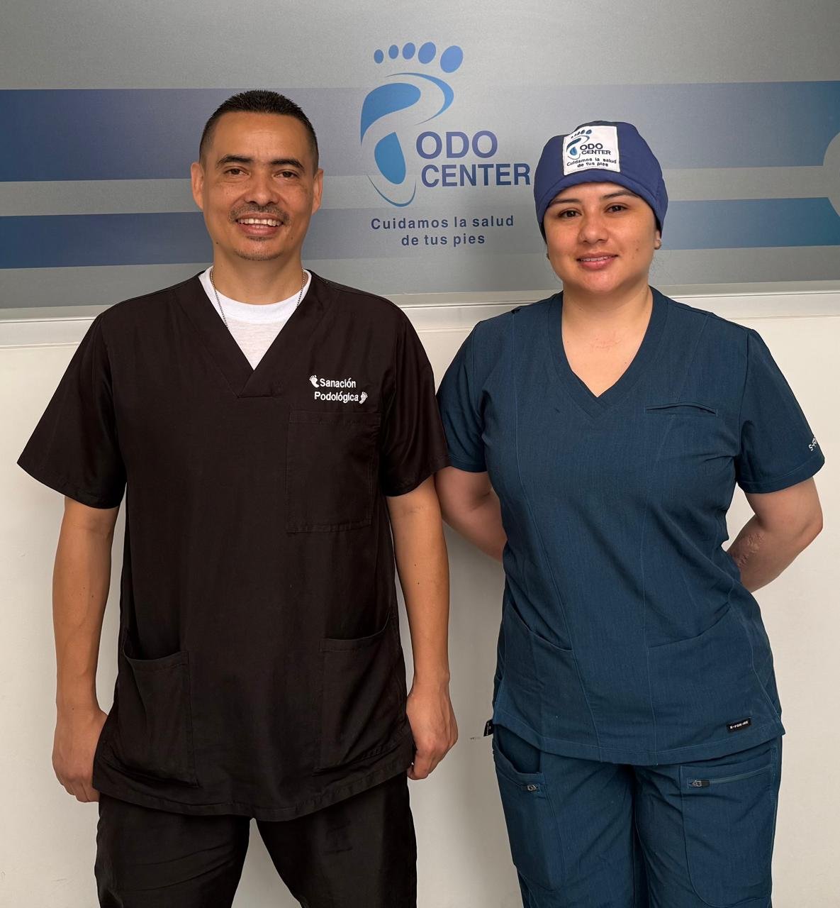 Equipo profesional de podólogos de Podo Center en su consultorio de Laureles, Medellín