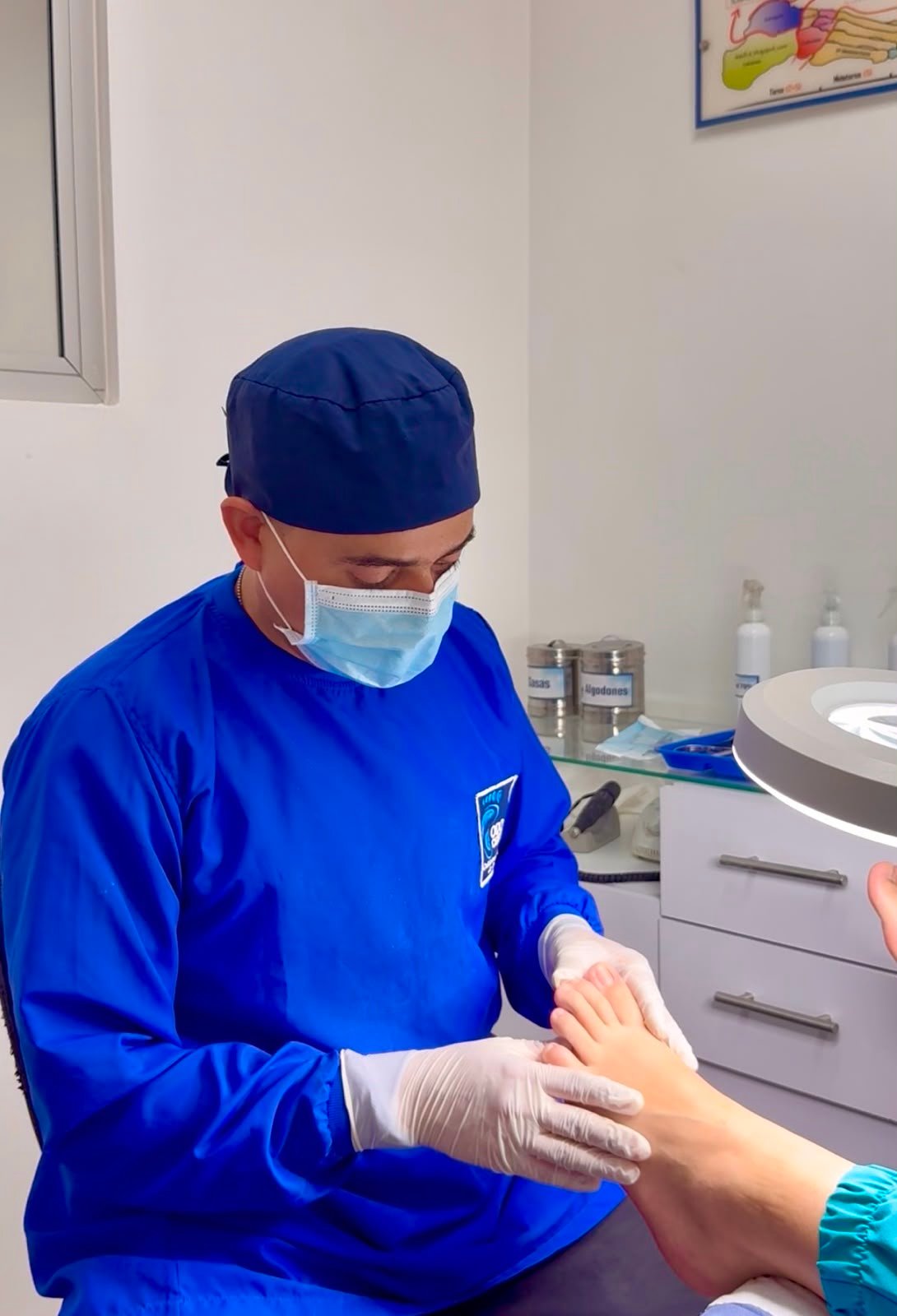 Podólogo realizando valoración de pies para pedicure podológico