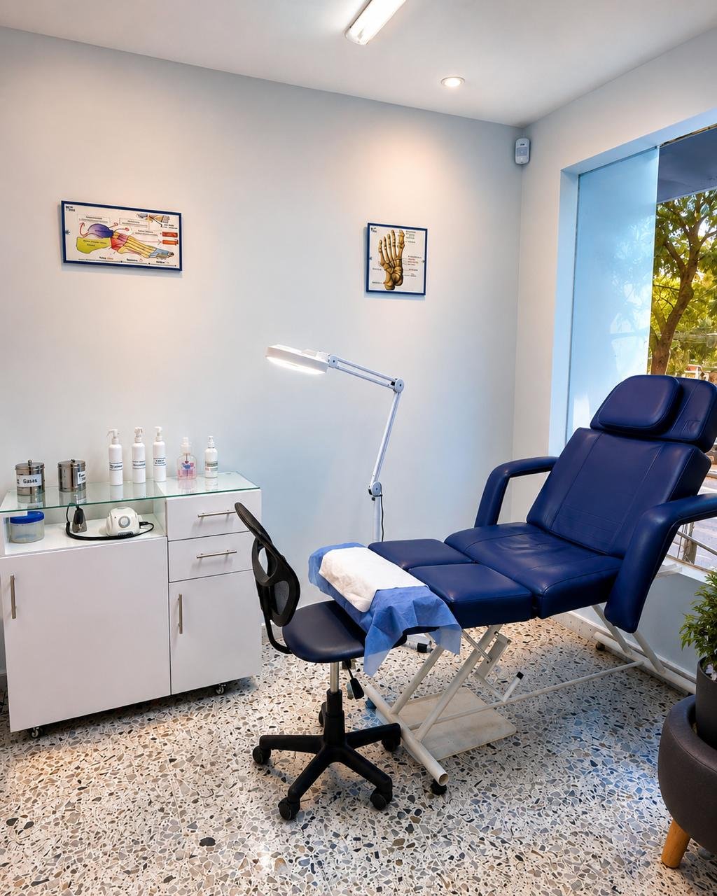 Sala de tratamiento del consultorio de podología Podo Center en Laureles, Medellín